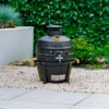Kamado žar GRLLR Ember v zunanjem ambientu ob hiši, keramični žar za peko, dimljenje in BBQ na prostem.