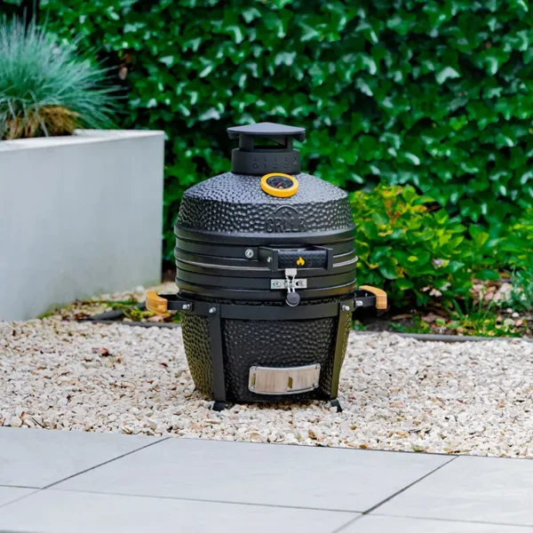 Kamado žar GRLLR Ember v zunanjem ambientu ob hiši, keramični žar za peko, dimljenje in BBQ na prostem.