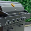 Plinski žar GRLLR Prime na vrtu ob zunanji kuhinji, vrhunski BBQ žar za družinsko peko na prostem.