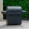 Plinski žar GRLLR Prime v zunanjem ambientu ob hiši, zmogljiv BBQ žar za peko na terasi in vrtu.