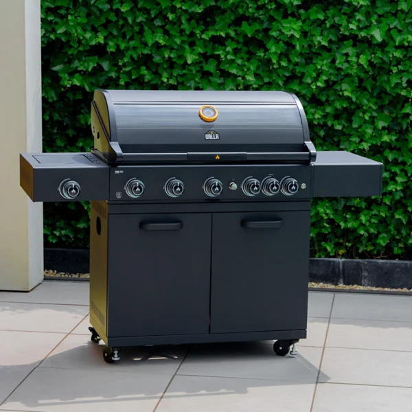 Plinski žar GRLLR Prime v zunanjem ambientu ob hiši, zmogljiv BBQ žar za peko na terasi in vrtu.