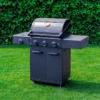 Plinski žar GRLLR Prime na vrtu ob zunanji kuhinji, zmogljiv BBQ žar za vrhunsko peko na prostem.